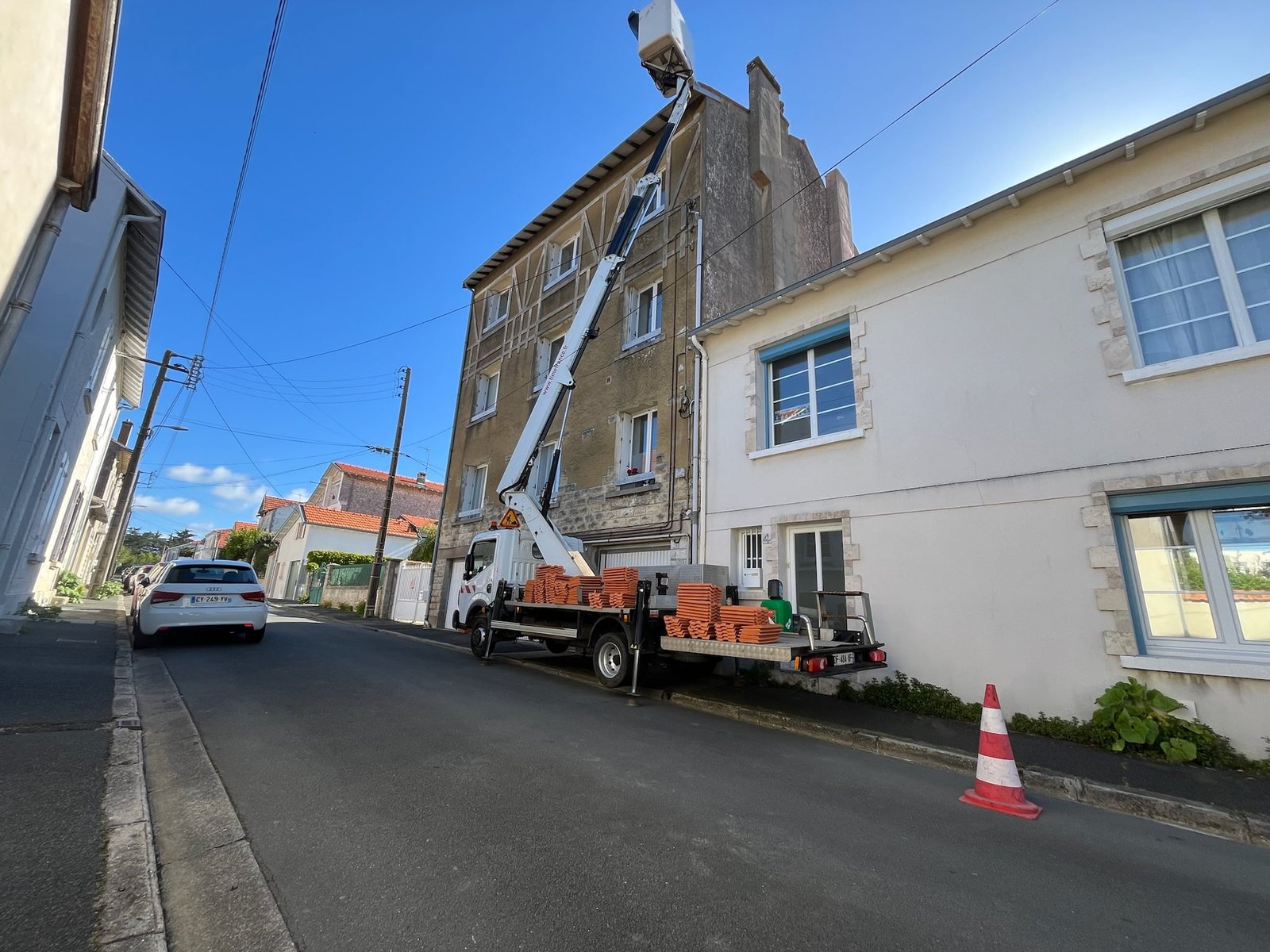 M. Argaillot entrain de réaliser la pose d'une gouttière eb zinc sur une toiture.